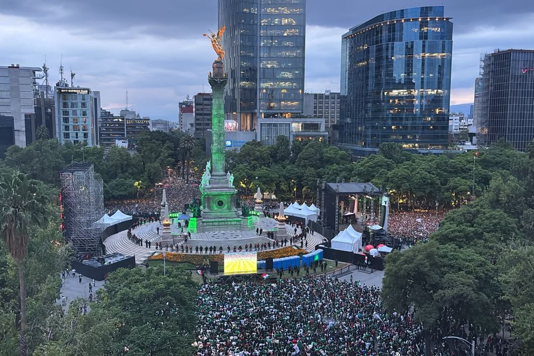 Miles en el Ángel de la Independencia Hoy